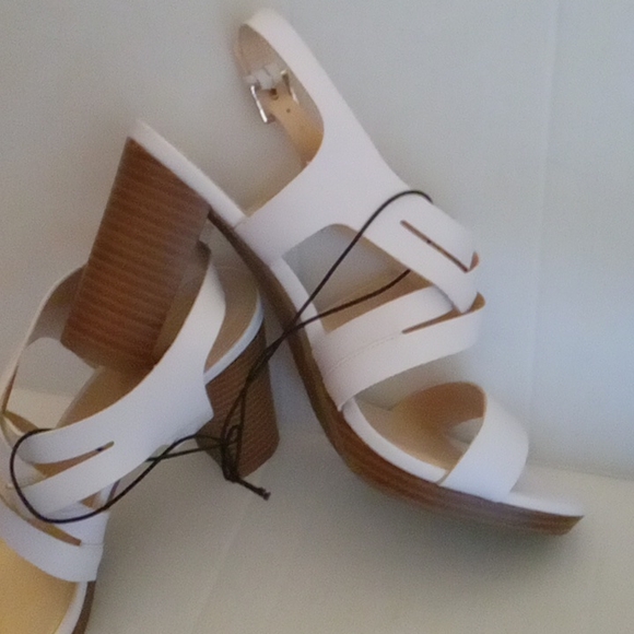 Liz Claiborne White chunky heel straps shoes - Picture 2 of 8